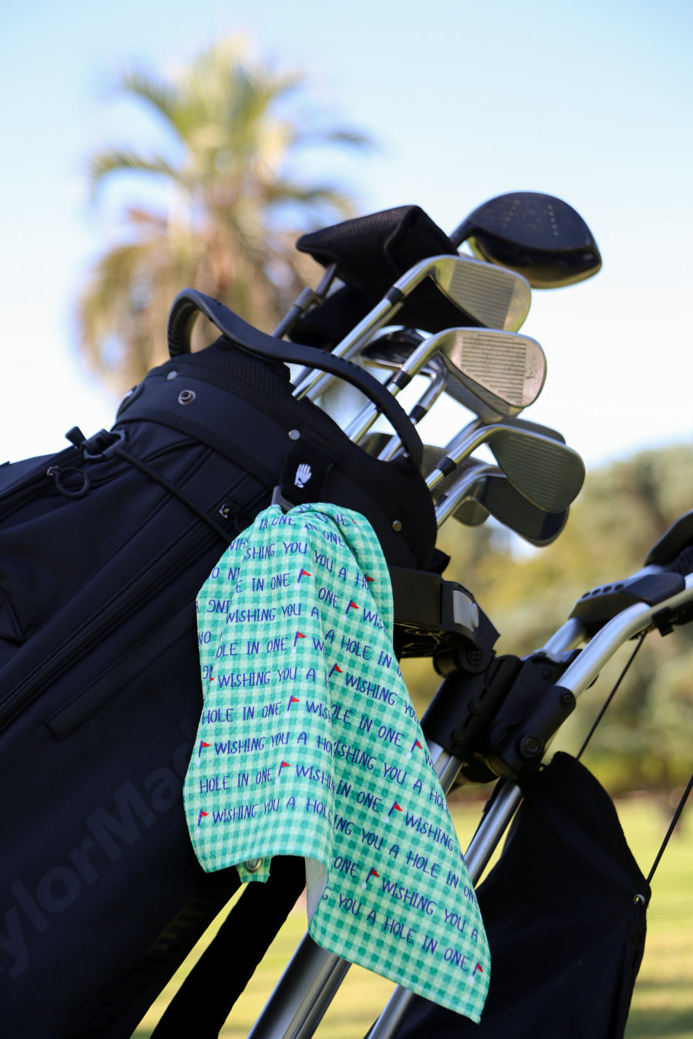Green “Wishing You a Hole in One” towel clipped to golf bag, lightweight microfiber towel for golfers